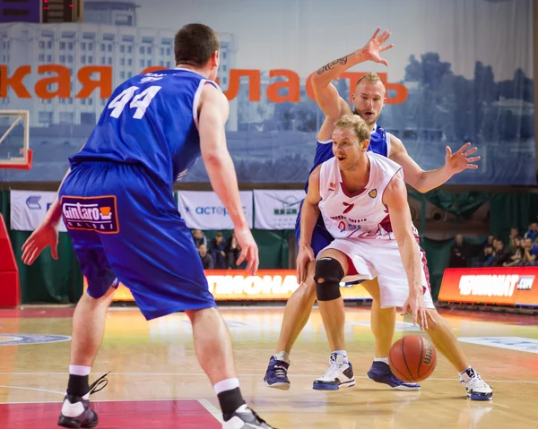 BC Krasnye Krylia guard Anton Ponkrashov (7) dribblingar bollen — Stockfoto
