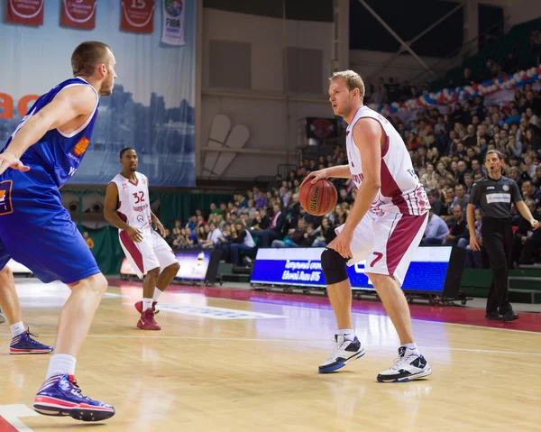 BC Krasnye Krylia guard Anton Ponkrashov (7) with ball — Stock Photo, Image