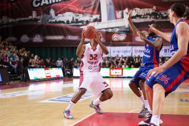 M.ö. Krasnye Krilya korumak Aaron Miles (32) ile Top