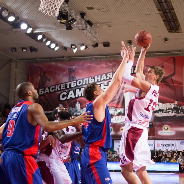 BC Krasnye Krylia center Anton Pushkov (14) shoots over a defend — Stock Photo, Image