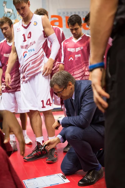 BC Krasnye Krylia capo allenatore Sergey Bazarevich durante un timeout — Foto Stock