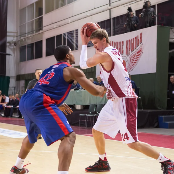 Bc krasnye krylia center anton pushkov (14) mit ball — Stockfoto