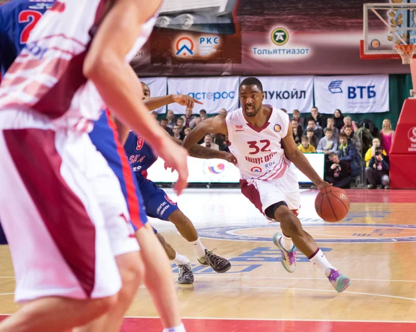 BC Krasnye Krylia guard Aaron Miles (32) drives to the basket — Stock Photo, Image