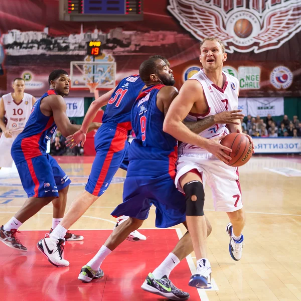 BC Krasnye Krylia guarda Anton Ponkrashov (7) com bola — Fotografia de Stock