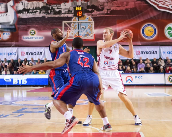 Bc krasnye krylia guard anton ponkrashov (7) mit ball — Stockfoto