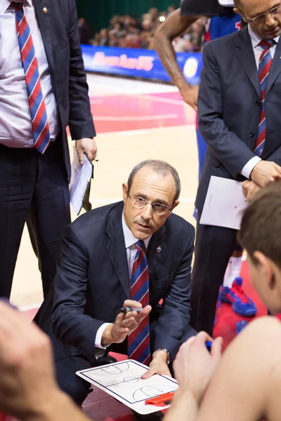 BC CSKA entraîneur-chef Ettore Messina pendant un temps mort — Photo