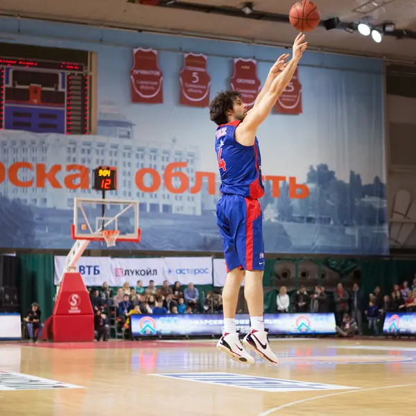 M.ö. Cska guard Milos Teodosic (4) 3-nokta atış yapar — Stok fotoğraf