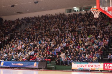 Fanlar ve seyirci standında