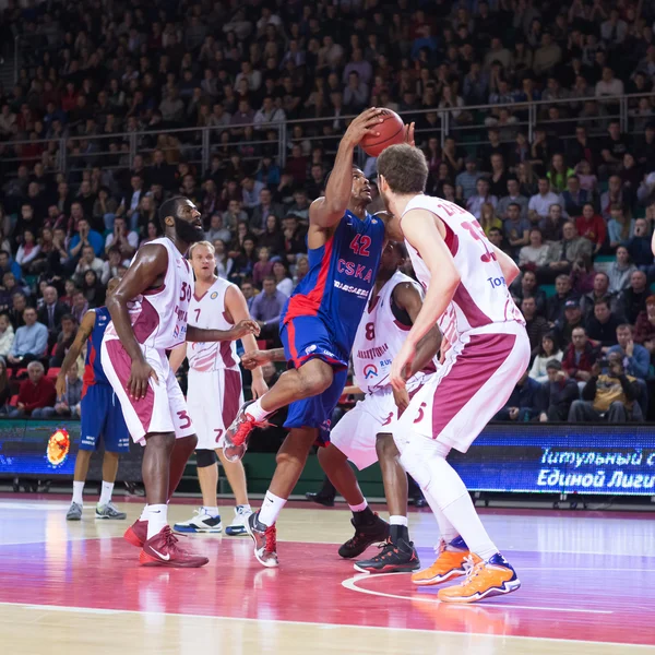 Bc cska vorwärts kyle hines (42) mit ball — Stockfoto