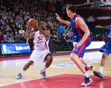 M.ö. Krasnye Krilya korumak Aaron Miles (32) ile Top