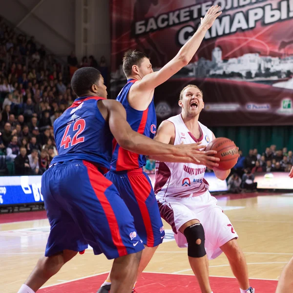 BC Krasnye Krylia guarda Anton Ponkrashov (7) com bola — Fotografia de Stock