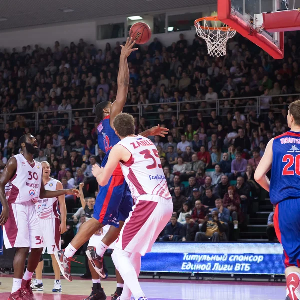 BC CSKA avanti Kyle Hines (42) fa un layup — Foto Stock