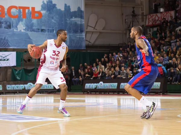 BC Krasnye Krylia guarda Aaron Miles (32) com bola — Fotografia de Stock