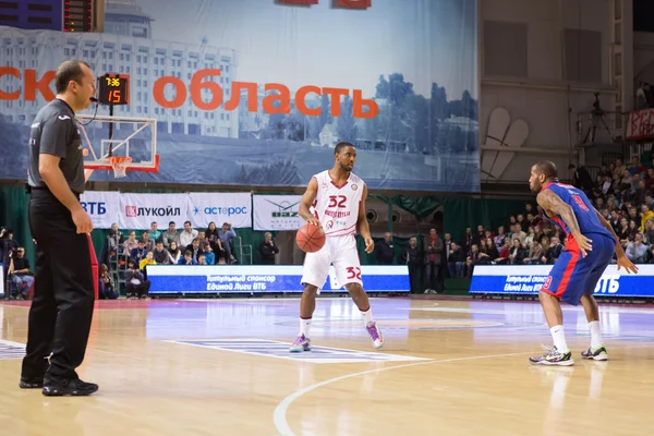 Bc krasnye krylia guard aaron miles (32) mit Kugel — Stockfoto