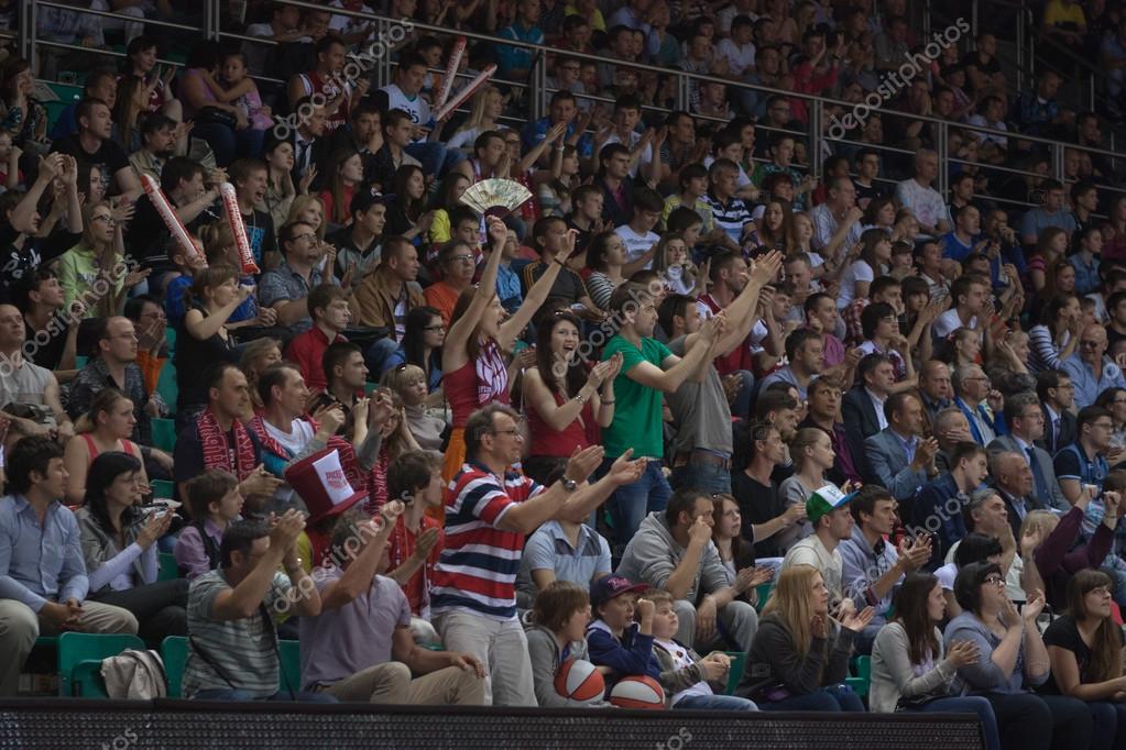 les fans et les spectateurs sur les gradins — Photo éditoriale