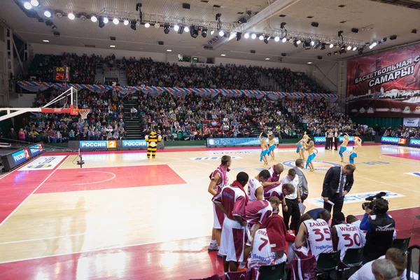 Basketball Club Krasnye Krylya durante um tempo limite contra as costas — Fotografia de Stock