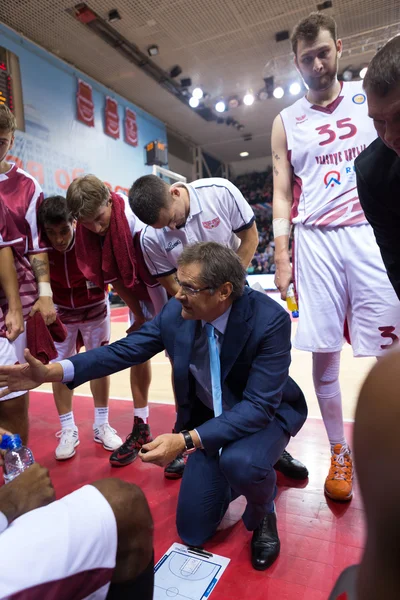 Sergey Bazarevich el entrenador principal de BC Krasnye Krylia durante un tiempo fuera — Foto de Stock