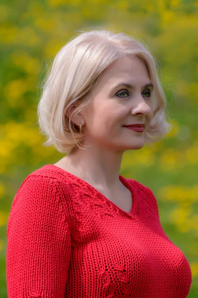 Blondin i en röd tröja — Stockfoto