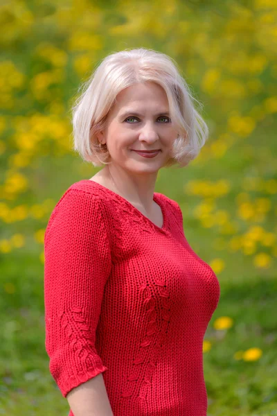 Blonda în un pulover roșu — Fotografie, imagine de stoc