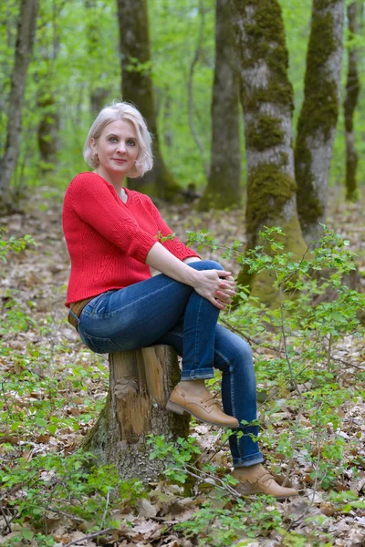 Bionda in pullover rosso — Foto Stock