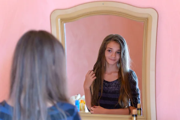 Girl and mirror — Stock Photo, Image