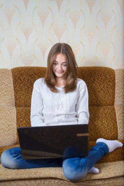 Dizüstü bilgisayarınızı kızla