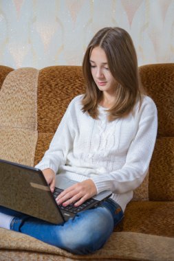 Dizüstü bilgisayarınızı kızla