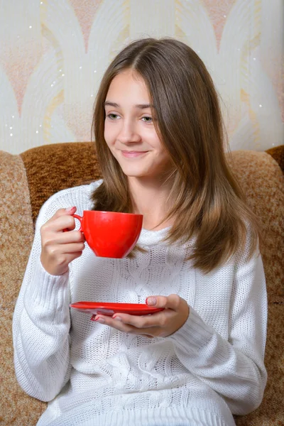 Girl drinks tea — Stock Photo, Image