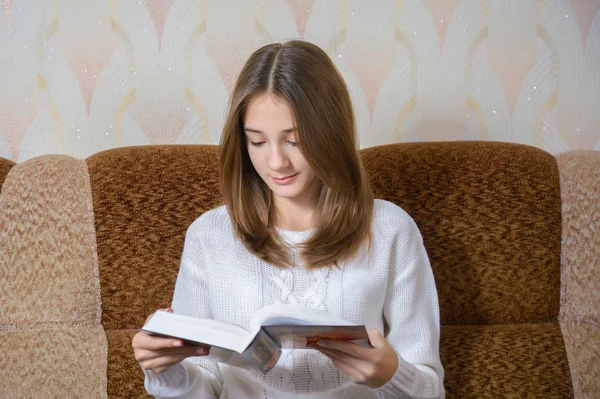 Menina lendo um livro — Fotografia de Stock