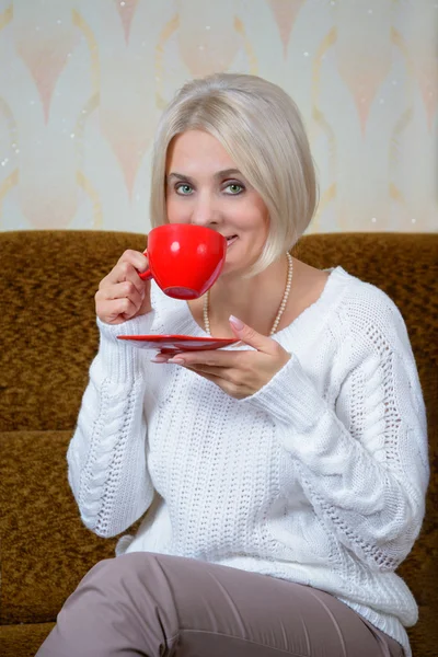 Blonde with a red cup — Stock Photo, Image