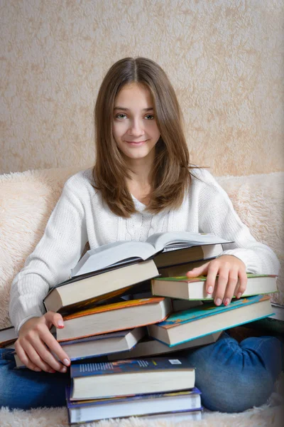 Menina e livros — Fotografia de Stock