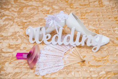 Gelin yakın çekim beyaz ayakkabı