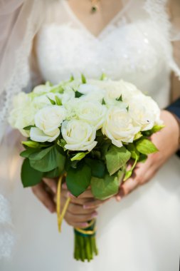 Güzel düğün buketi Gelinin ellerinde