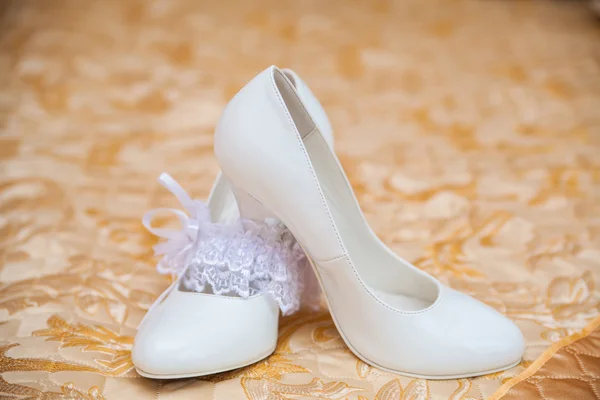 Zapatos blancos de la novia primer plano —  Fotos de Stock