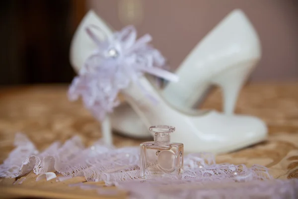 Белая обувь невесты крупным планом — стоковое фото
