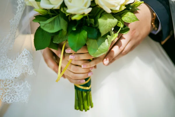 Belo buquê de casamento em mãos da noiva — Fotografia de Stock