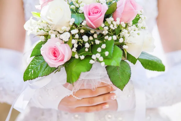 Belo buquê de casamento em mãos da noiva — Fotografia de Stock