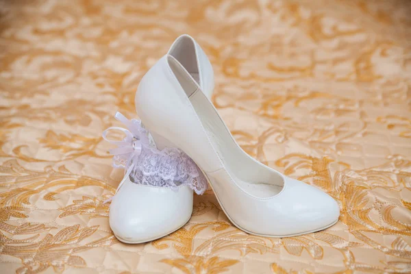 Zapatos blancos de la novia primer plano —  Fotos de Stock