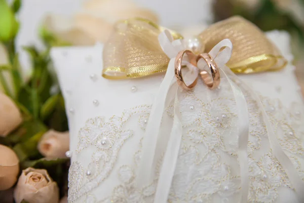 Wedding rings on a pillow ceremonial — Stock Photo, Image