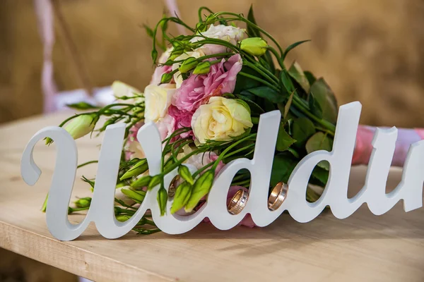 La palabra Boda y ramo de novia — Foto de Stock