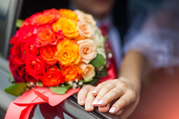 Hände von Braut und Bräutigam in Herzform — Stockfoto