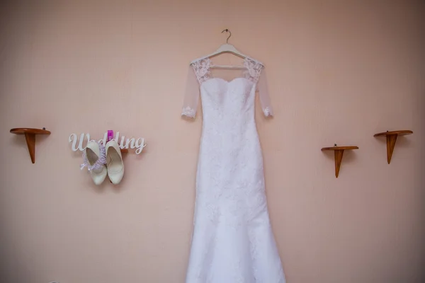 L'abito della sposa, le scarpe e altri dettagli del matrimonio — Foto Stock