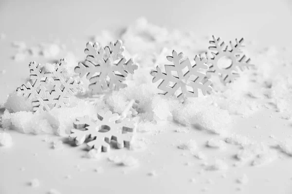 圣诞背景 有复制空间 由雪花和雪在灰蒙蒙的背景上 冬天的概念平面布局 顶视图 复制空间 — 图库照片