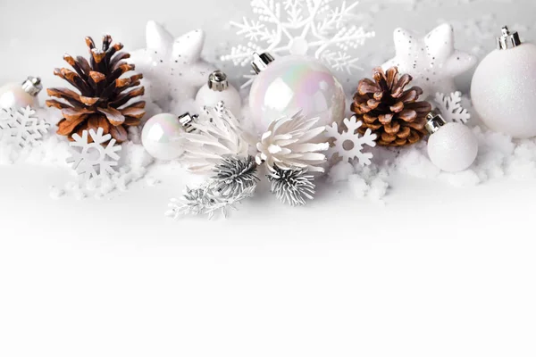 银白色的圣诞球 圣诞装饰品白色雪地背景欢乐圣诞贺卡寒假主题 复制空间 — 图库照片