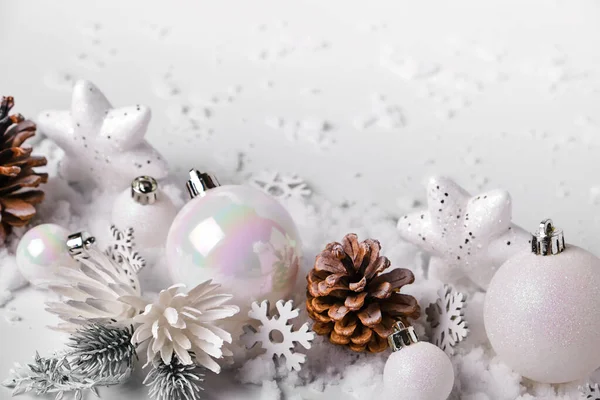 Zilveren Witte Kerstballen Kerst Ornamenten Witte Sneeuw Achtergrond Vrolijk Kerstkaart — Stockfoto