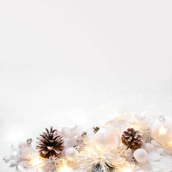 珍珠和白色的圣诞节和新年装饰的白色背景与灯光边界艺术 带有文本复制空间的圣诞卡 — 图库照片