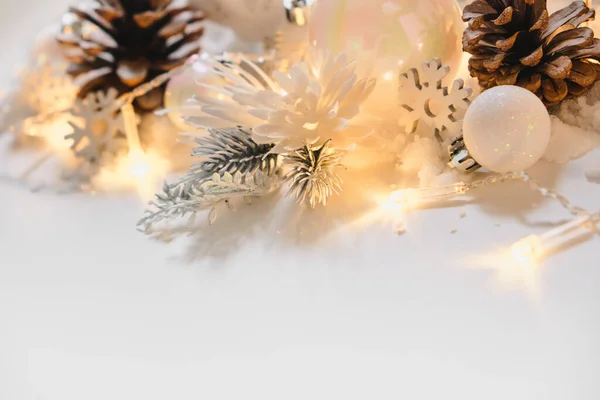白色圣诞和白色背景的新年装饰品 配以彩灯边疆艺术 — 图库照片