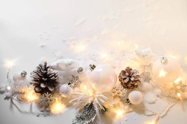 Перламутр Белый Цвет Рождество Новогоднее Украшение Белом Фоне Огнями Пограничного — стоковое фото