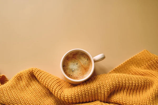 Kompozycja Jesienna Filiżanka Kawy Żółty Sweter Białym Tle Jesień Jesień — Zdjęcie stockowe