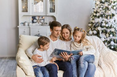 Noel akşamı kitap okuyan aile dostumuzun portresi.